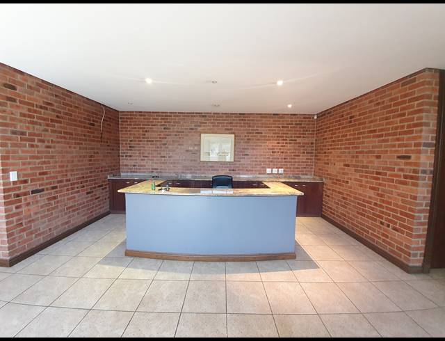 1,929M² WAREHOUSE TO LET IN CROWN